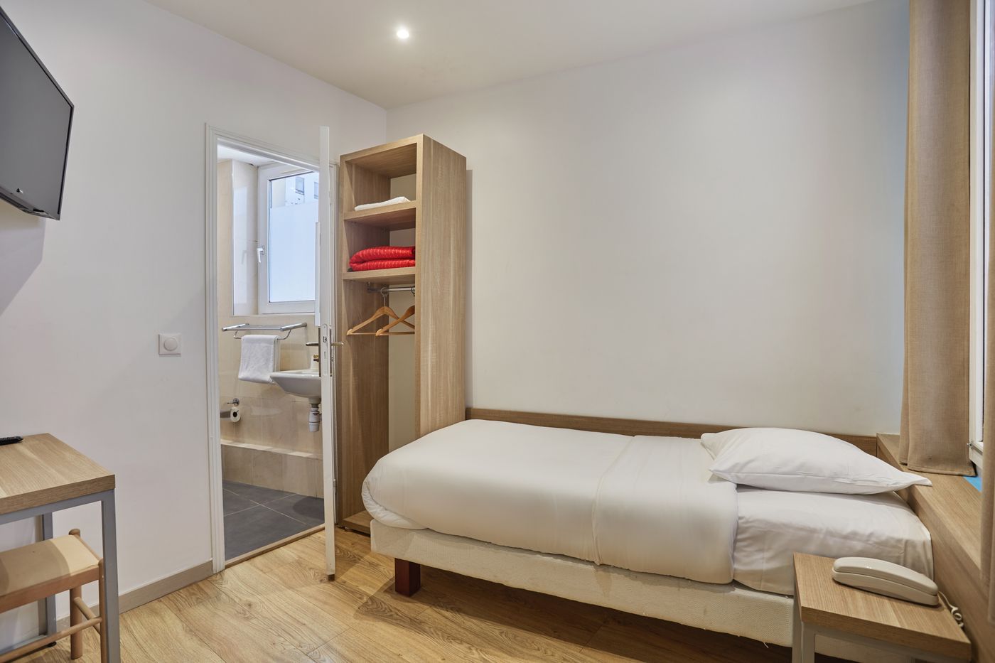 Hipotel-Paris-Gare-Du-Nord-Merryl-Room-5
