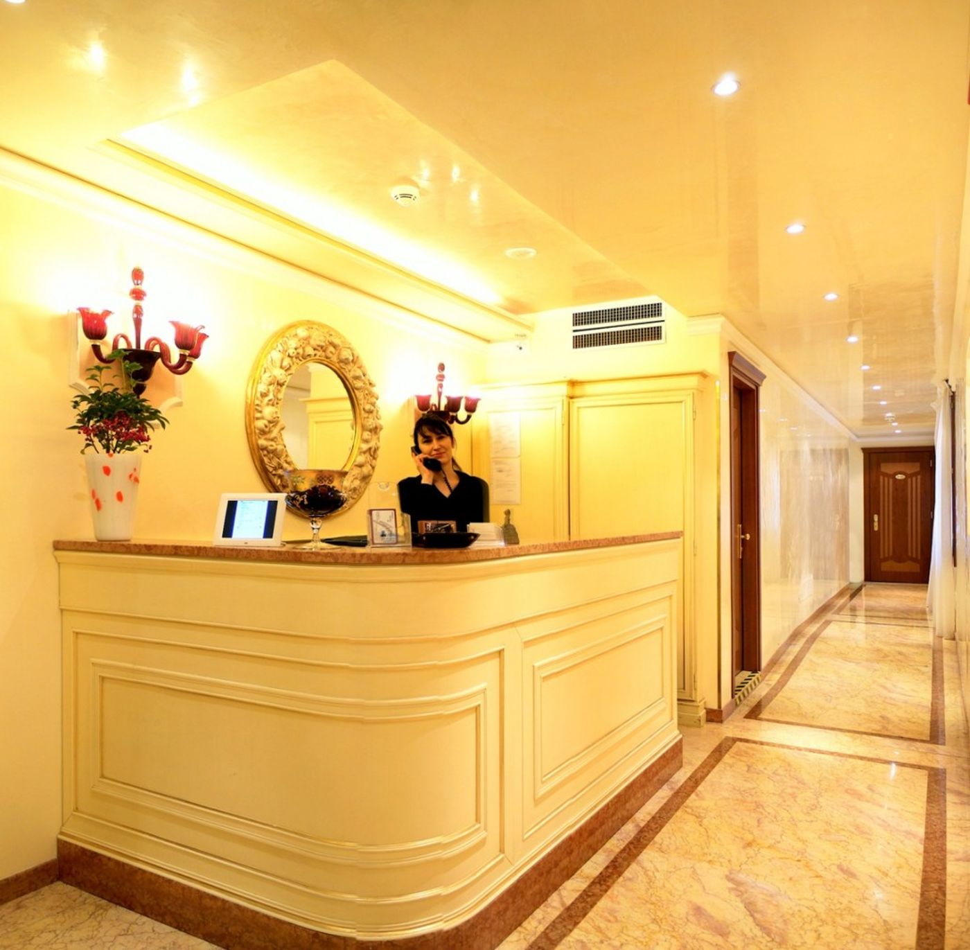 Hotel-San-Luca-Lobby-6