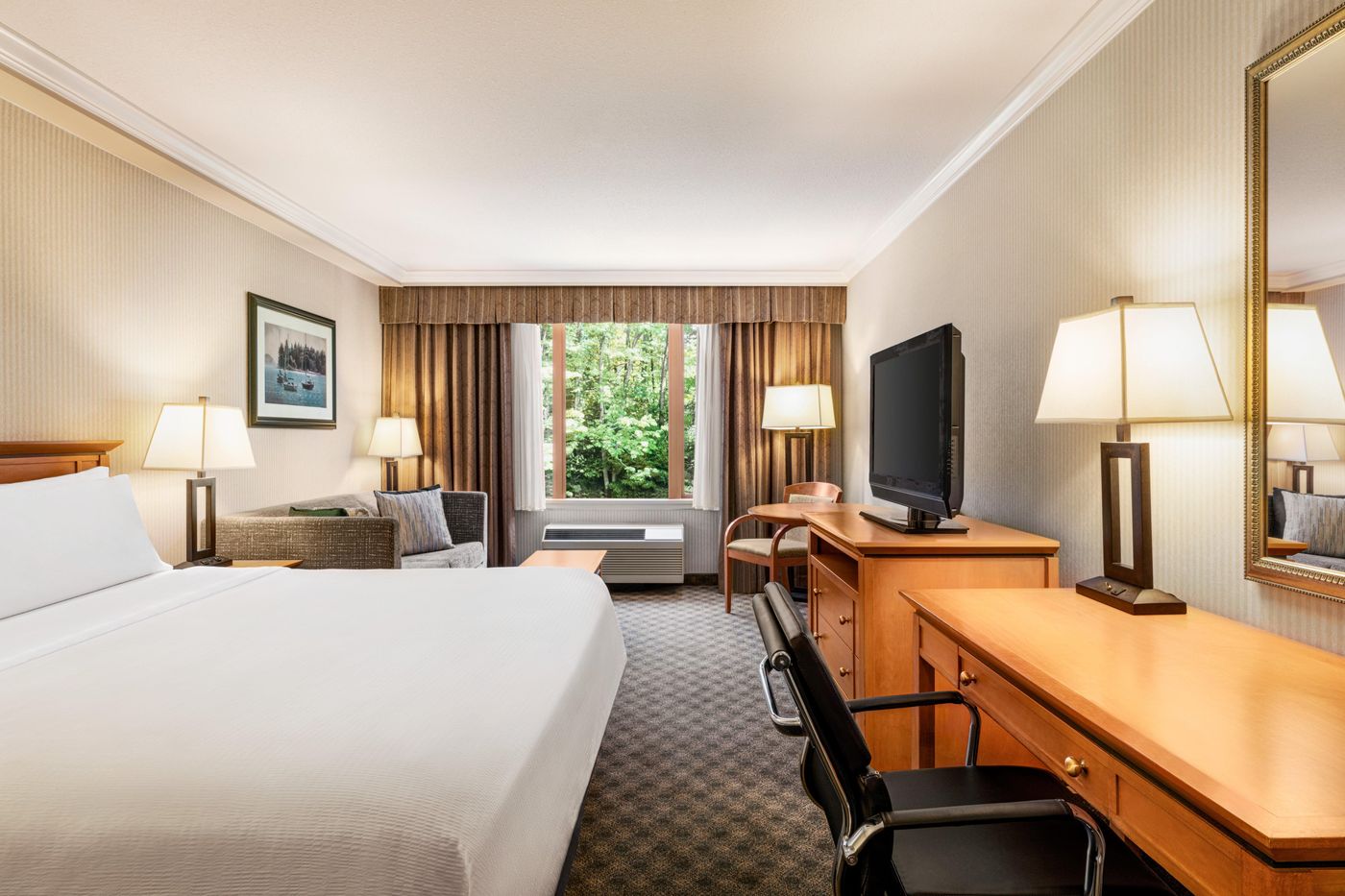 Holiday-Inn---Suites-North-Vancouver-Room-16