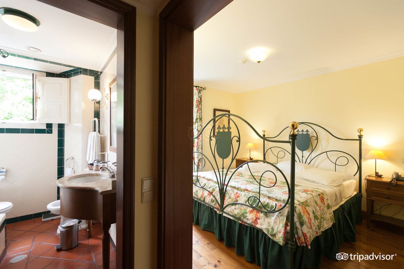 Lawrence-s-Hotel-Room-22