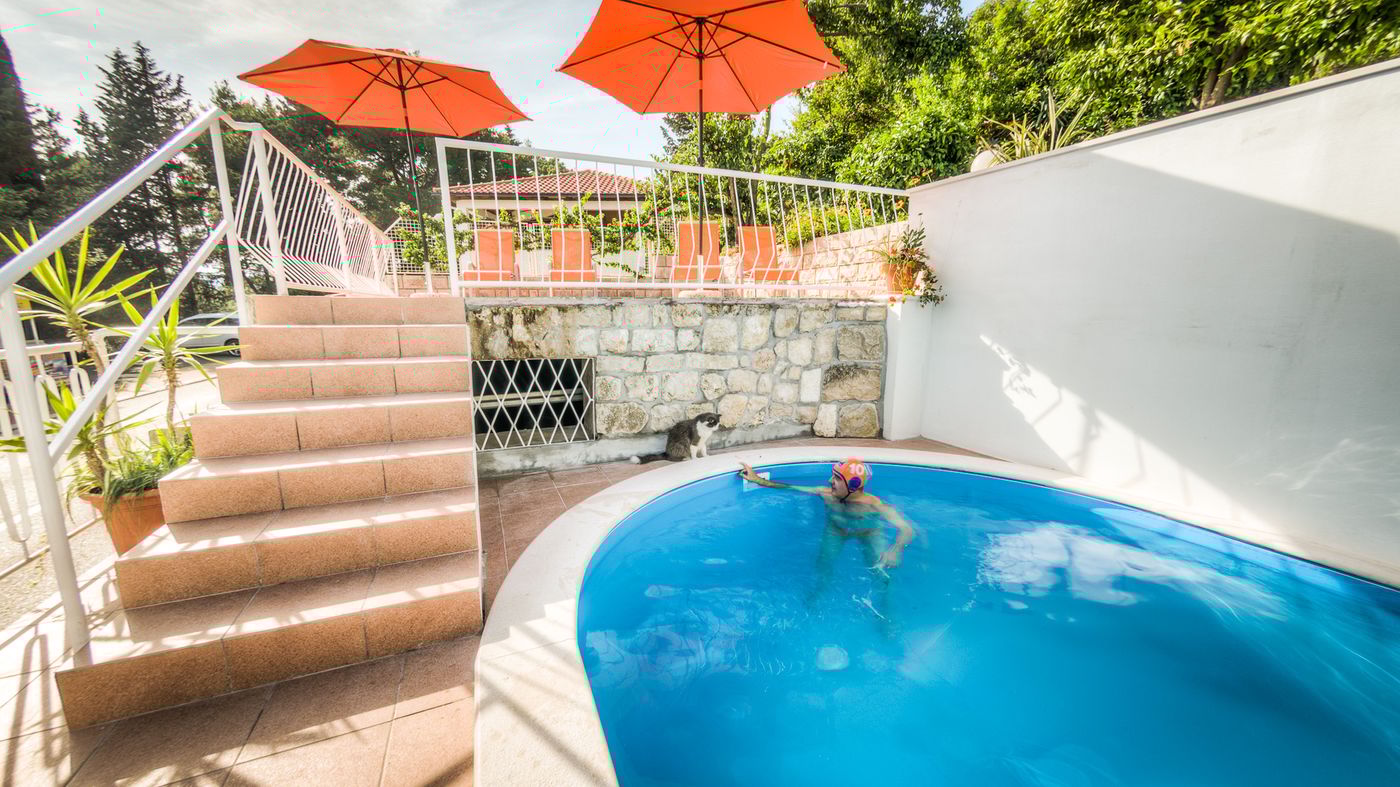 Guest-House-Villa-Nina-Pool-8