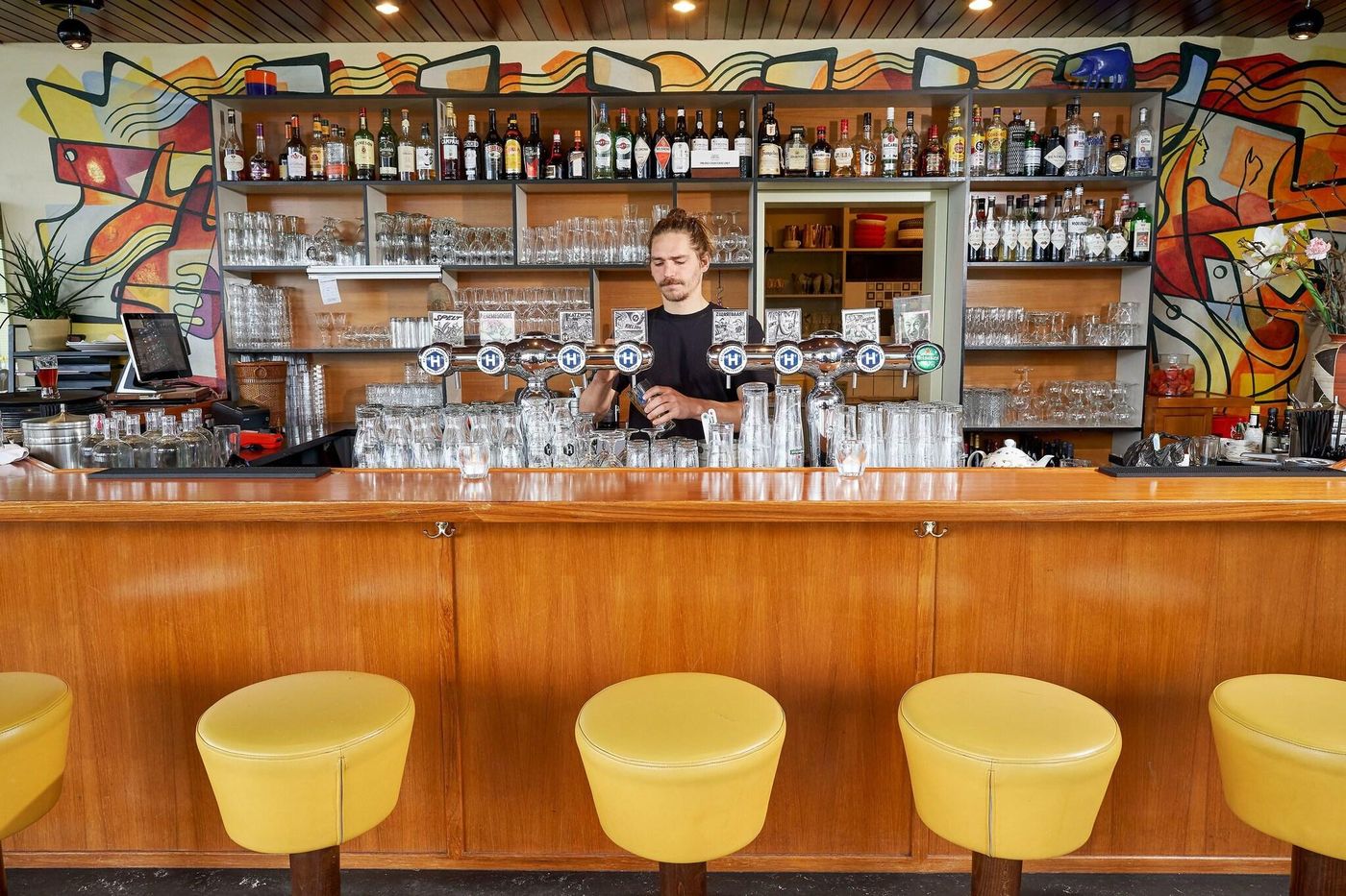 Pension-Homeland-Bar-15