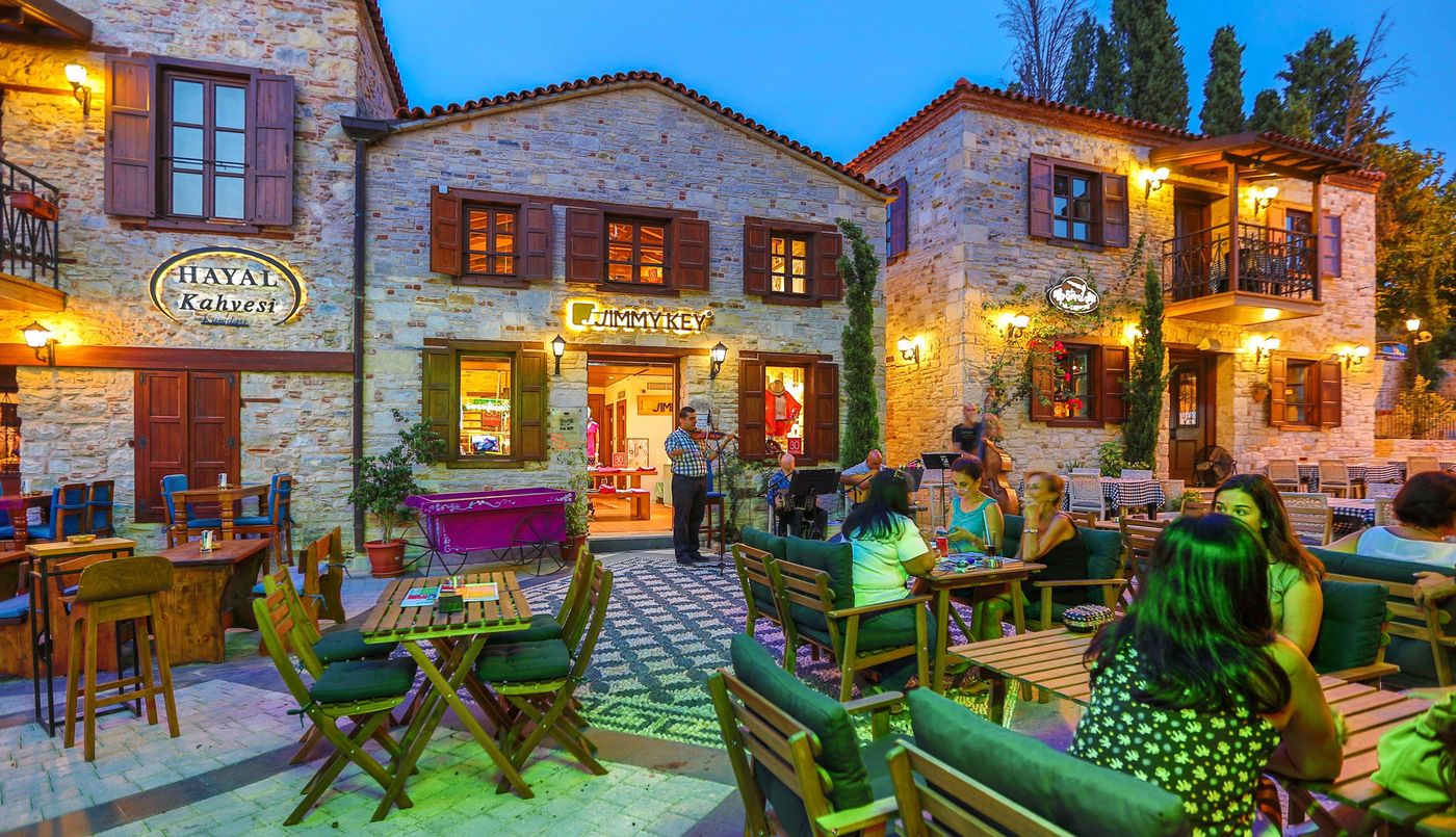 DoubleTree-by-Hilton-Kusadasi-Lobby-9