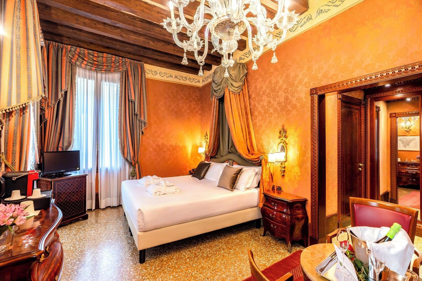 Al-Ponte-Dei-Sospiri-Junior-Suites-Room-11