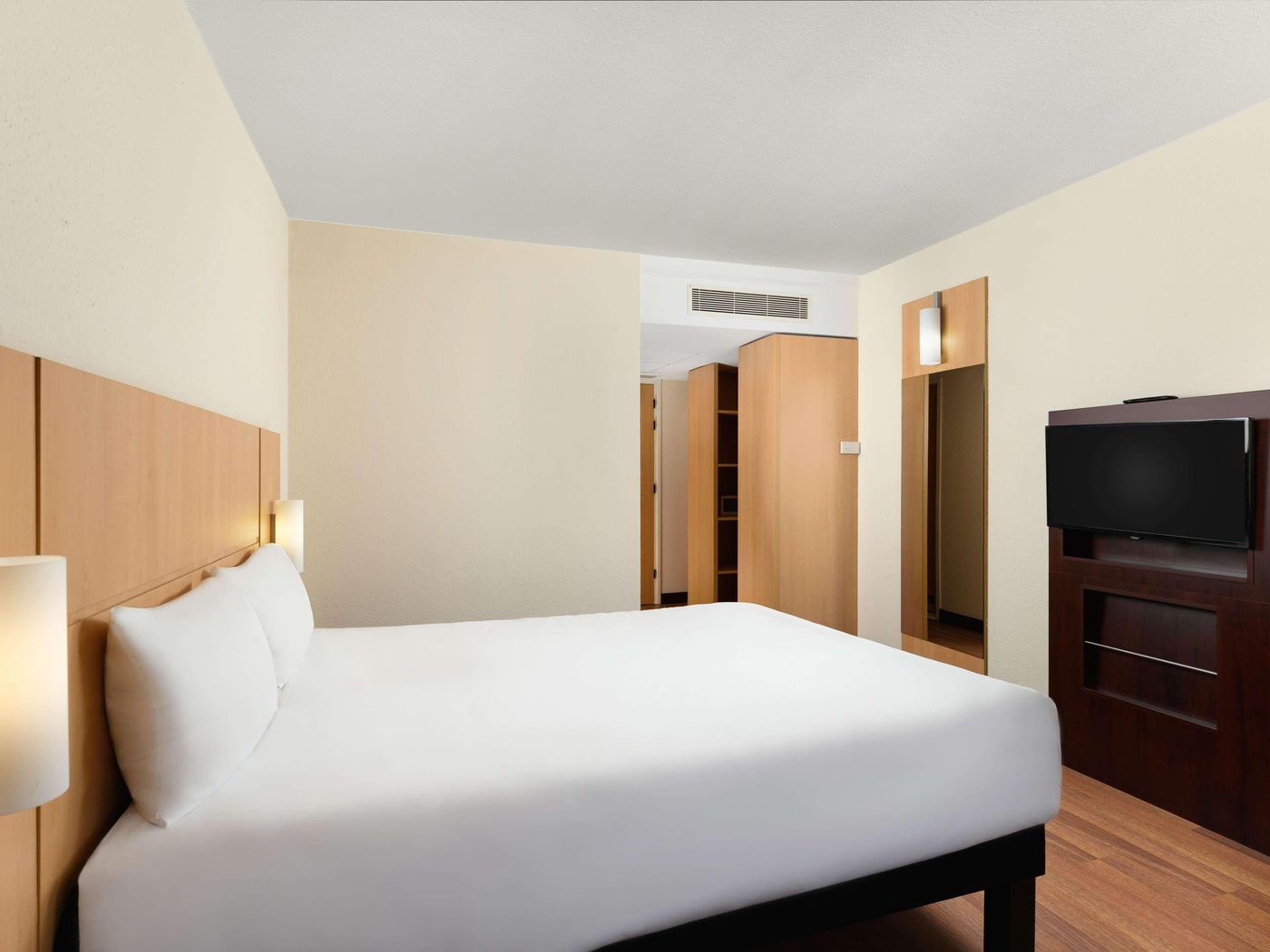 Ibis-Hotel-Heroes-Square-Room-34