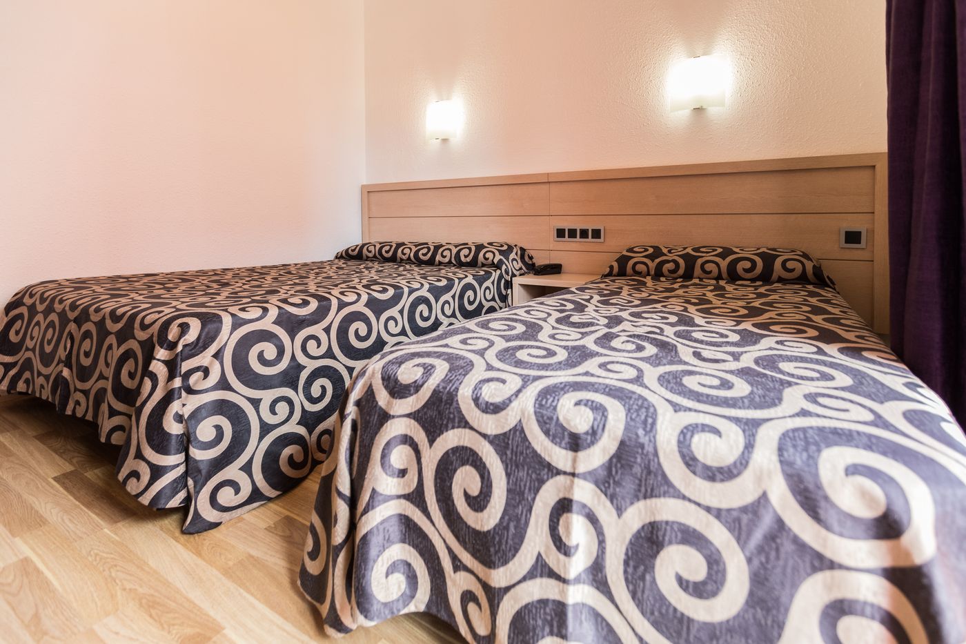 Tossa-Beach---Center-Room-13