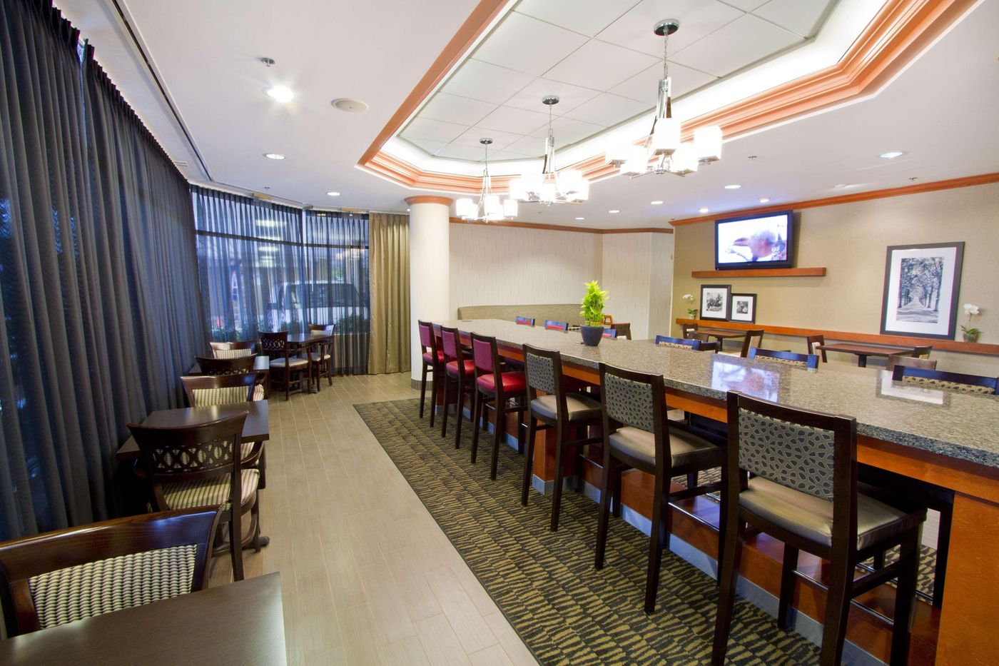 Hampton-Inn-by-Hilton-Vancouver-Airport-Bar-6