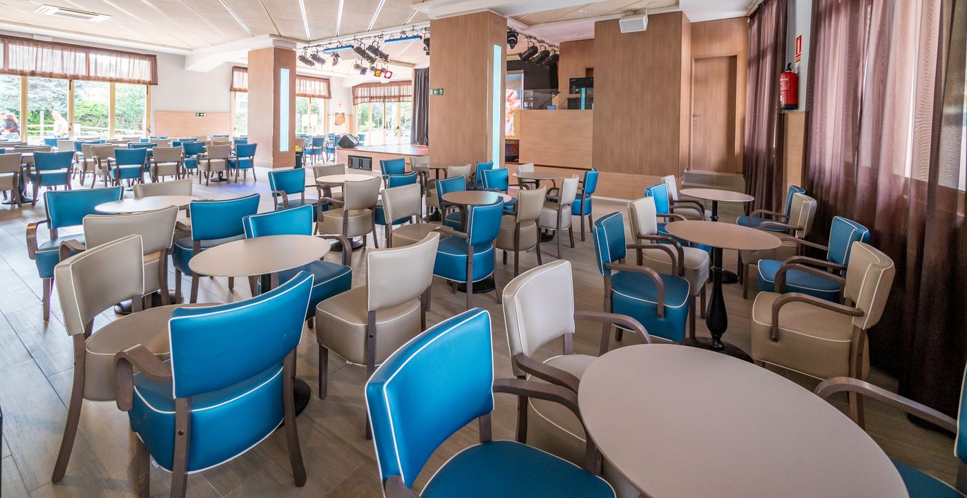 Golden-Avenida-Family-Suites-Bar-38