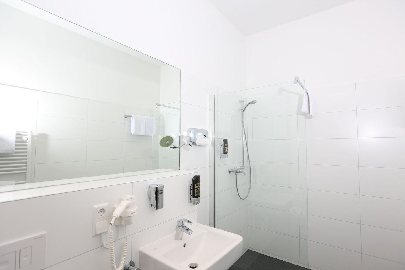 H24-Hoteltow-Room-25