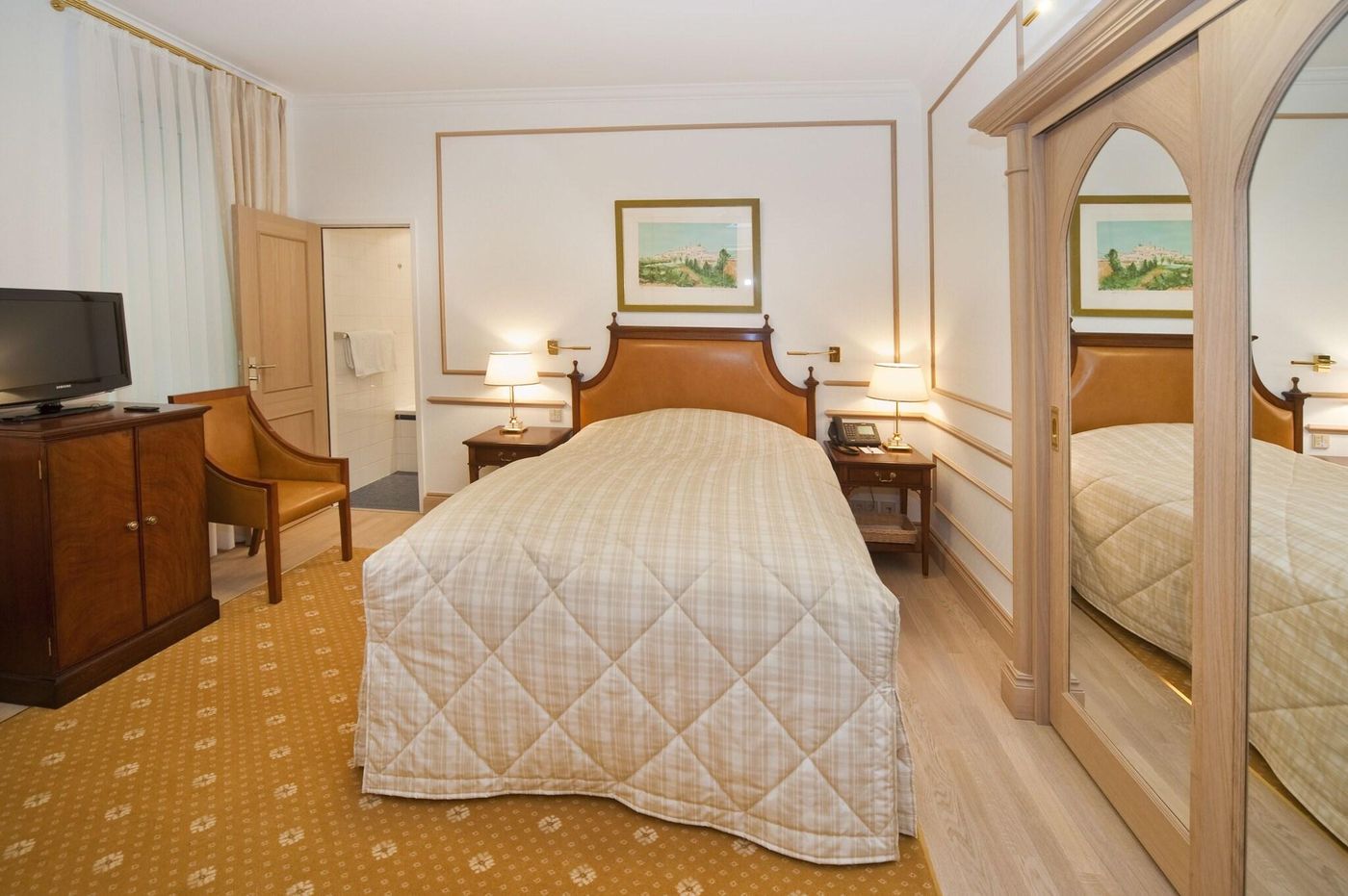 Grand-Hotel-Cravat-Room-11