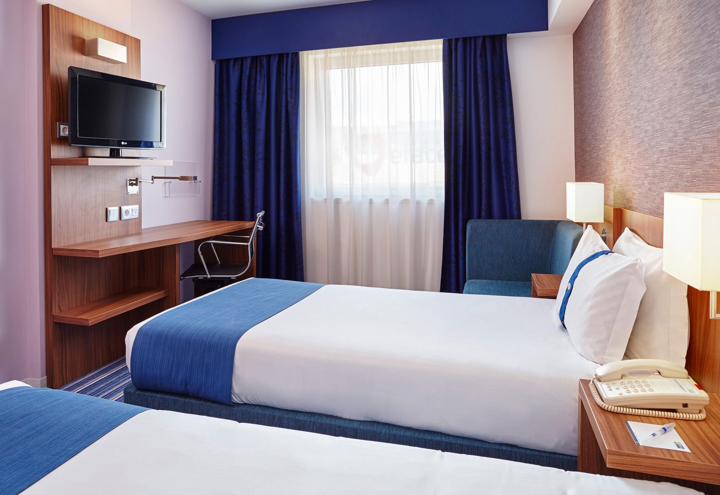 Holiday-Inn-Express-Lisbon-Airport-Room-21