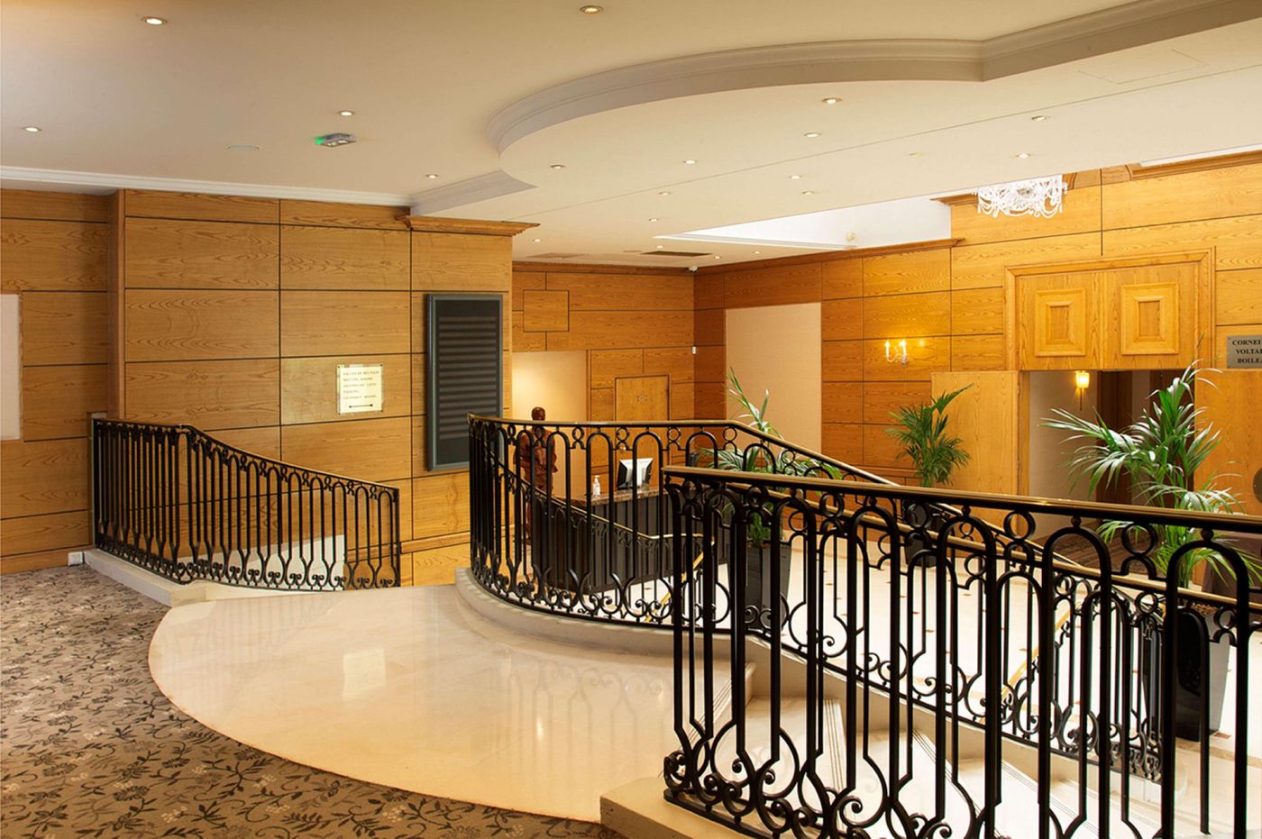 Waldorf-Astoria-Versailles---Trianon-Palace-Lobby-17