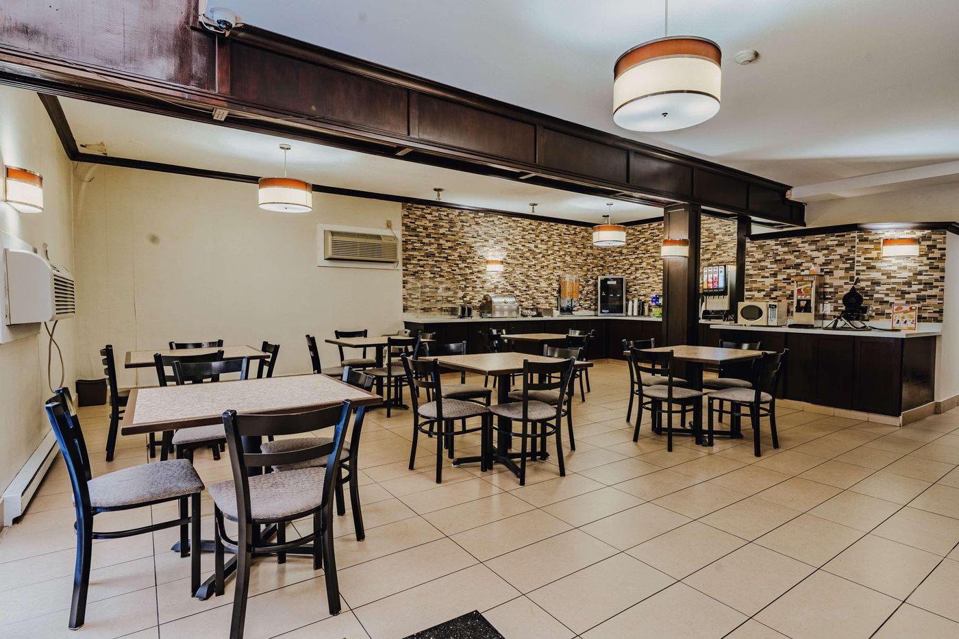 SureStay-Plus-Hotel-by-Best-Western-Coquitlam-Restaurant-9