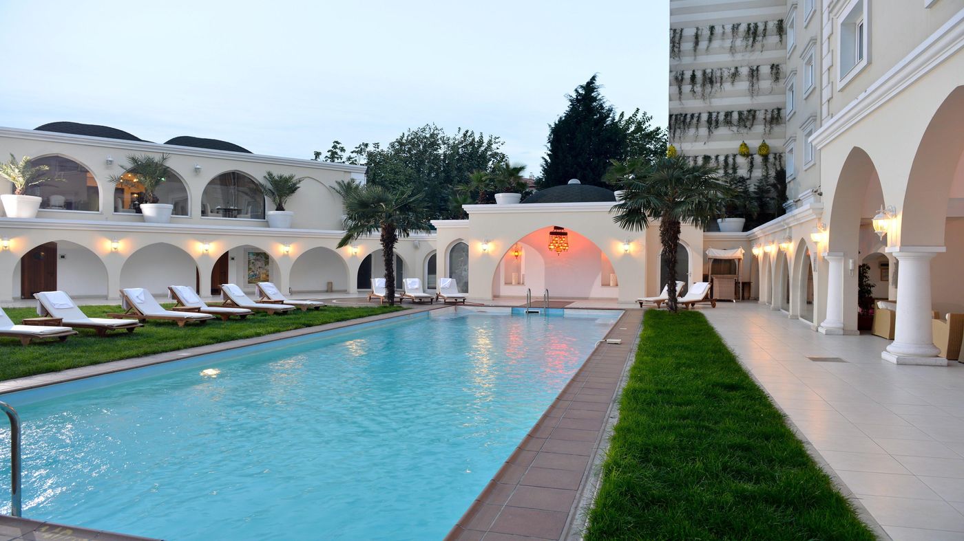 Holiday-Inn--Istanbul-City-Pool-3