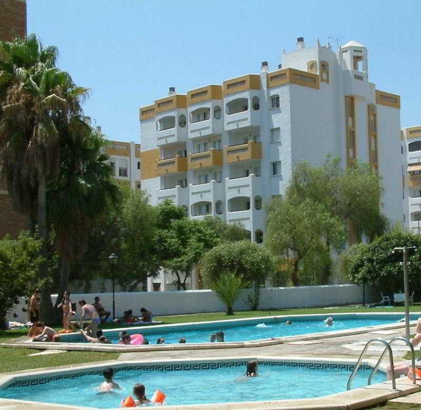 Jardines-del-Gamonal-Pool-2