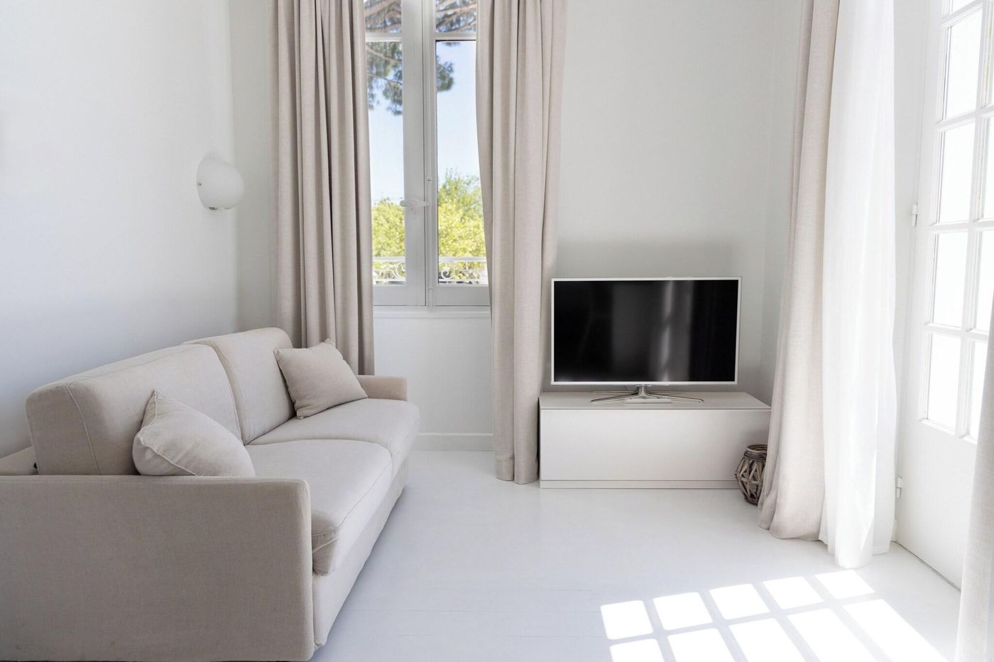 White-1921-Saint-Tropez-Room-29