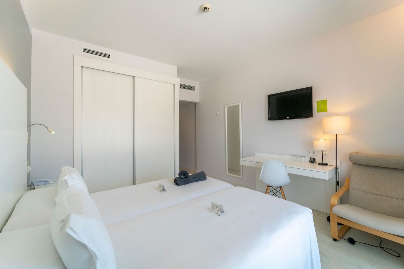 Artiem-Carlos-III-Room-20