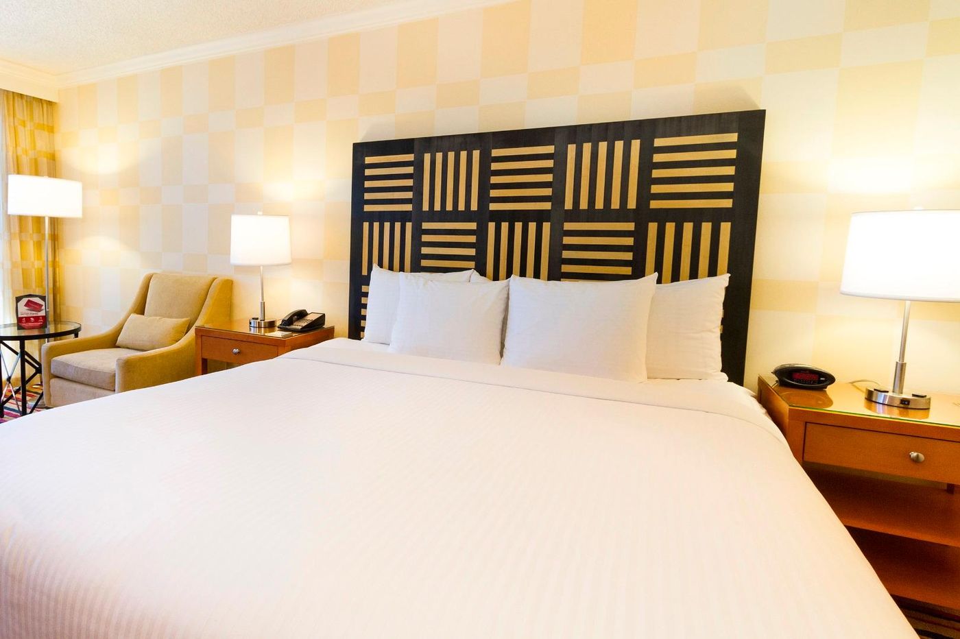 Pinnacle-Hotel-Harbourfront-Room-23