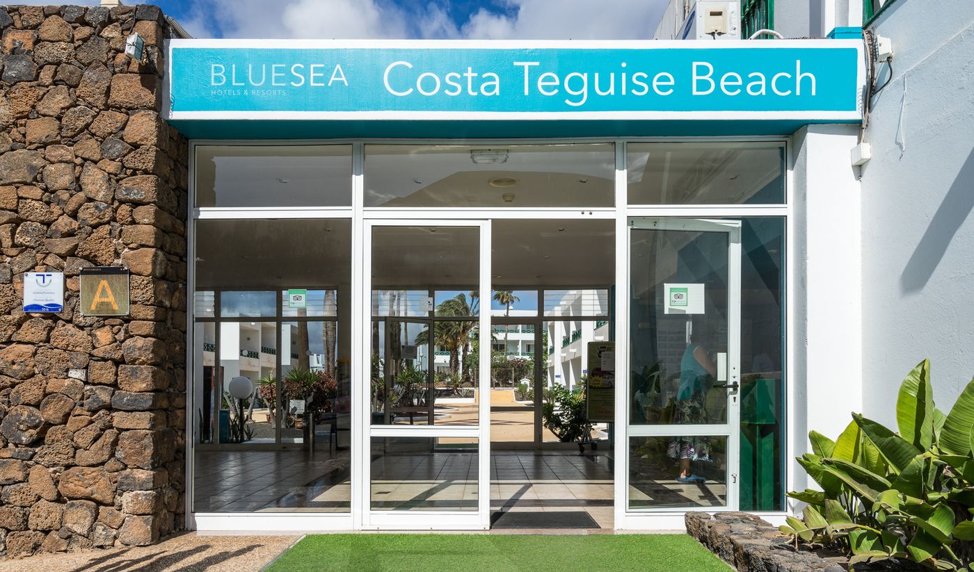 Blue-Sea-Apartamentos-Costa-Teguise-Beach-General-view-13
