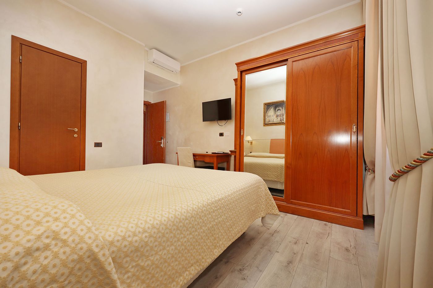 Rimini-Hotel-Room-14