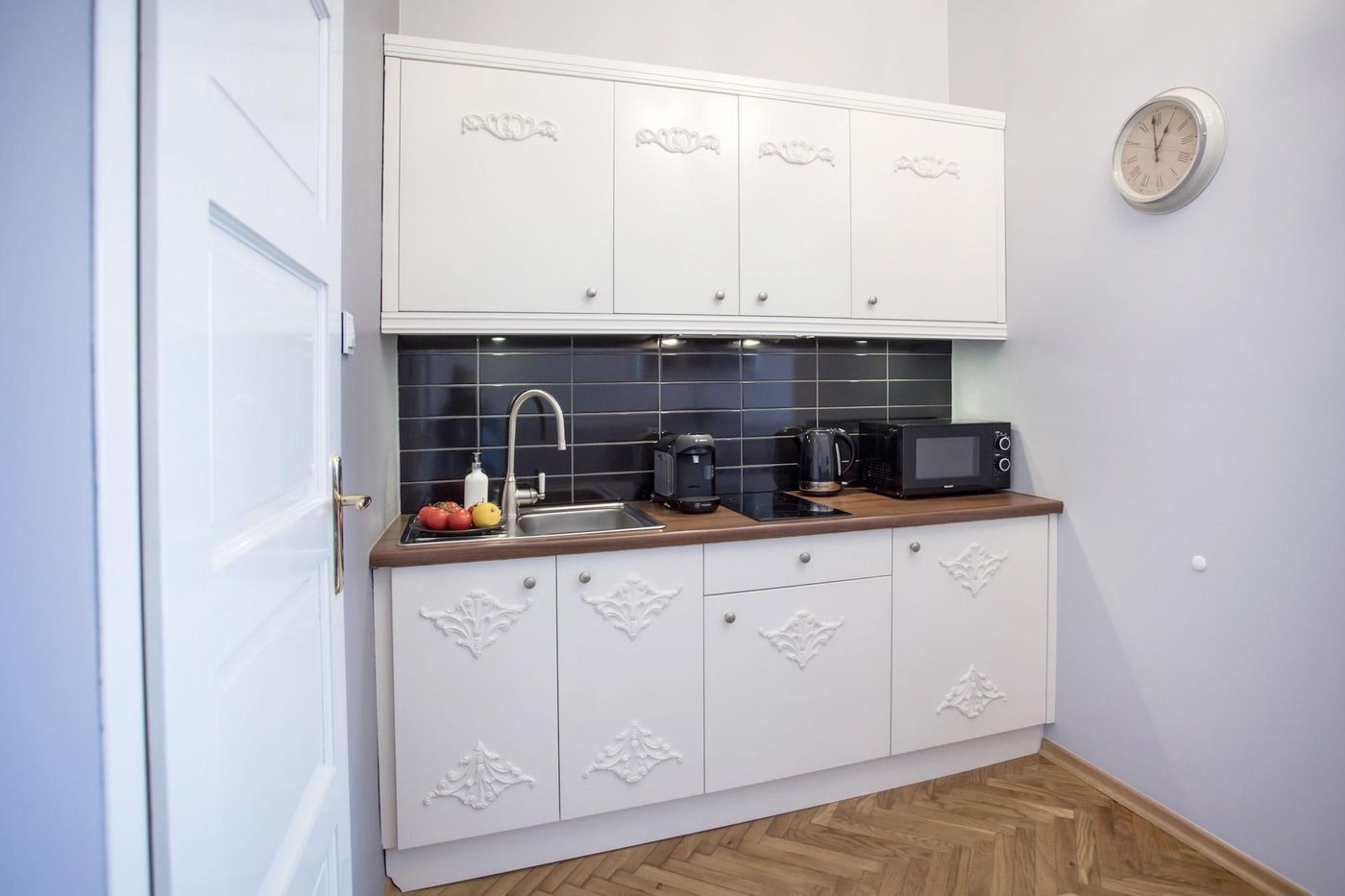 Scharffenberg-Apartments-Main-Square-Room-48