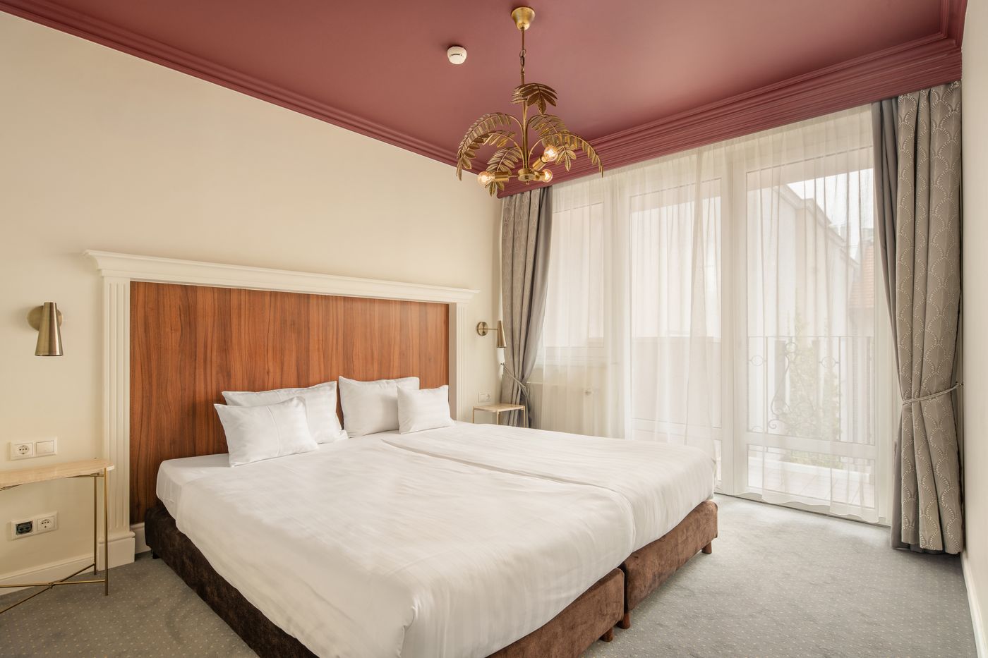 Queen-s-Court-Hotel-and-Residence-Room-33