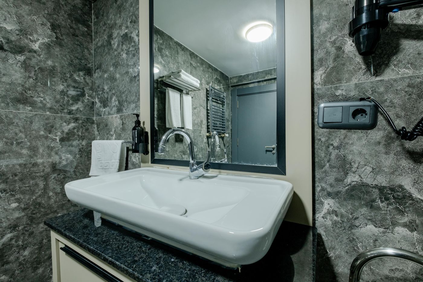 Frt-Airlines-Otel-Room-41