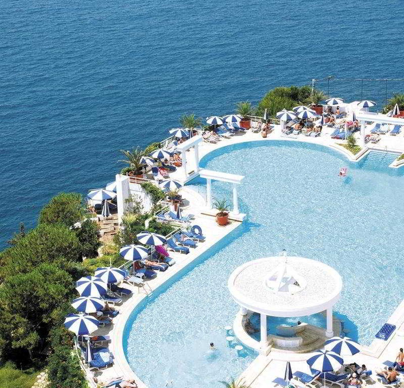 Korumar-Hotel-De-Luxe-Pool-2