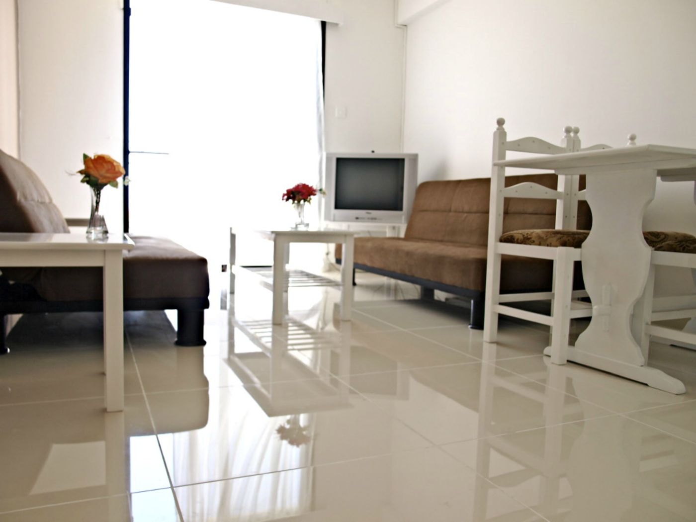 Hilltop-Gardens-Room-12