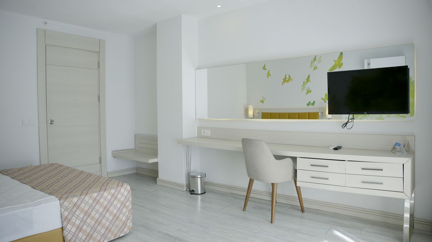 Club-Aqua-Plaza-Room-37