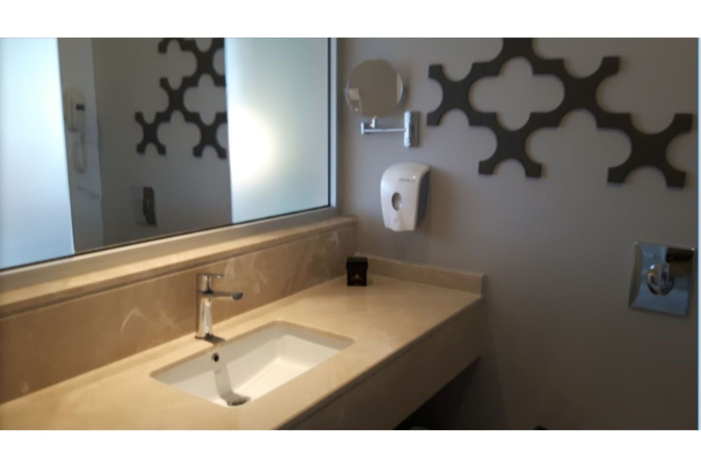 Side-Crown-Sunshine-Room-27