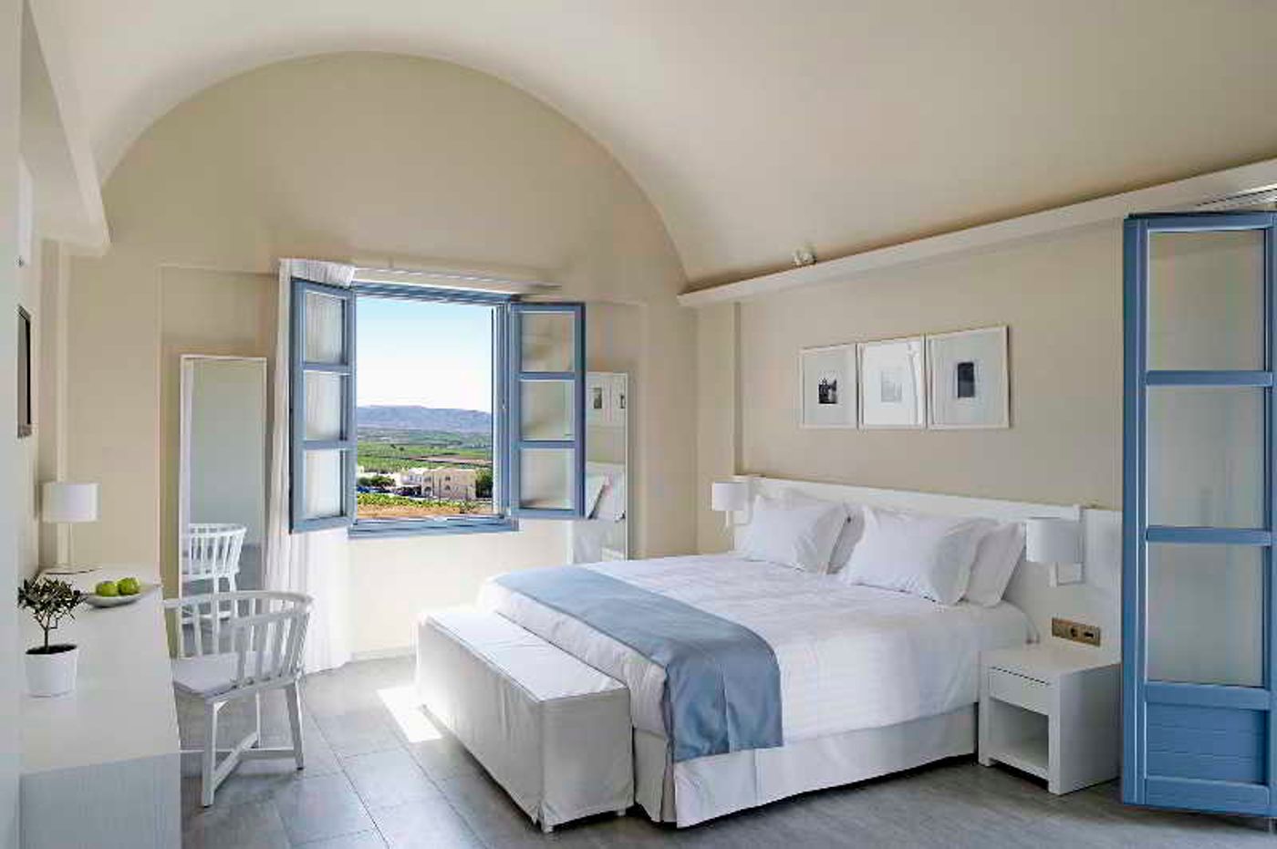 Acroterra-Rosa-Luxury-Suites-Room-4