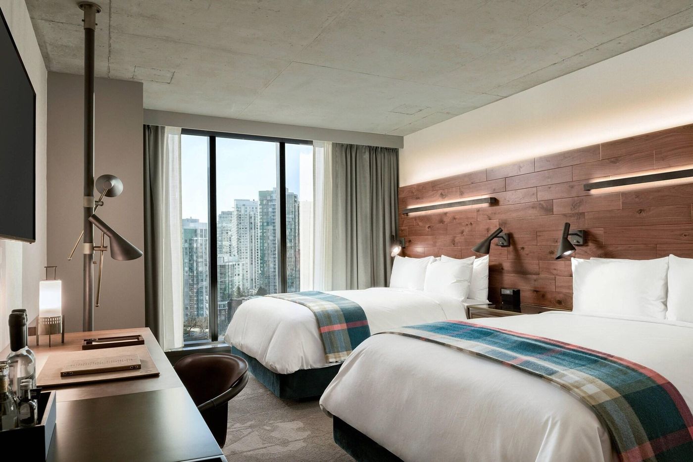 the-DOUGLAS--Autograph-Collection-Room-35