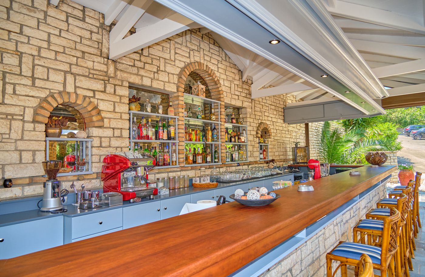 Chrismos-Luxury-Suites---Studios-Bar-14