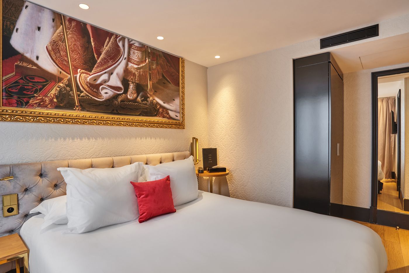 Hotel-Eiffel-Petit-Louvre-Room-3