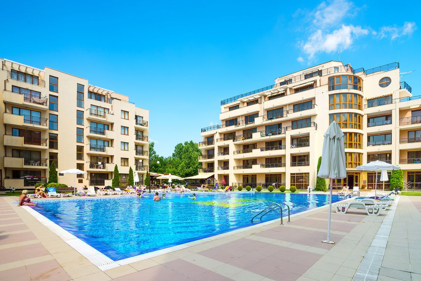 Sunny-Victory-Apartments-Pool-1