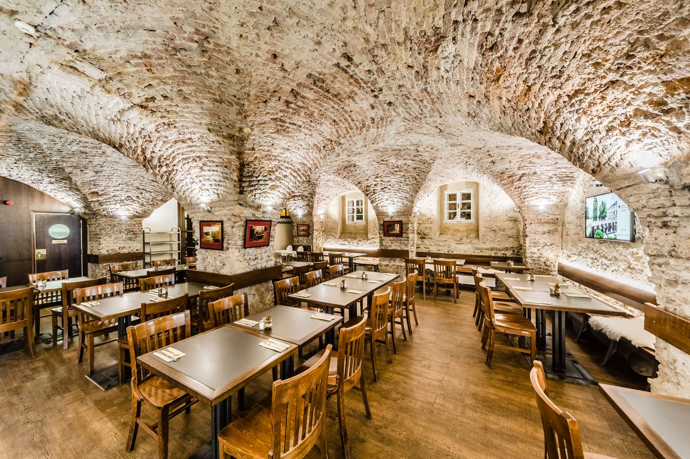 Archibald-at-the-Charles-Bridge-General-view-38