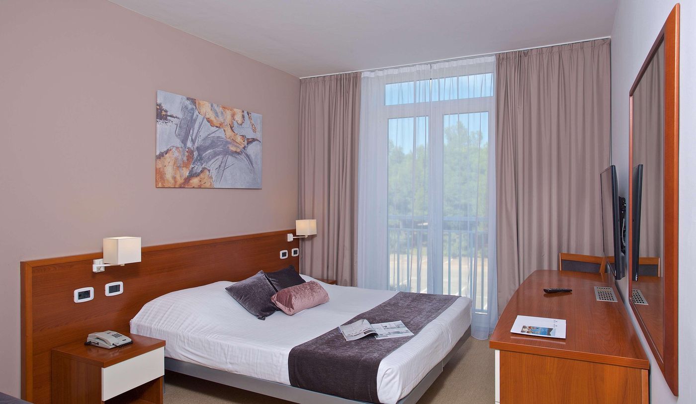 Hotel-Holiday-Room-29