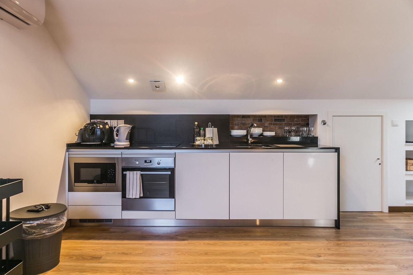 Home-Out-Rooms---Apartments-Room-23