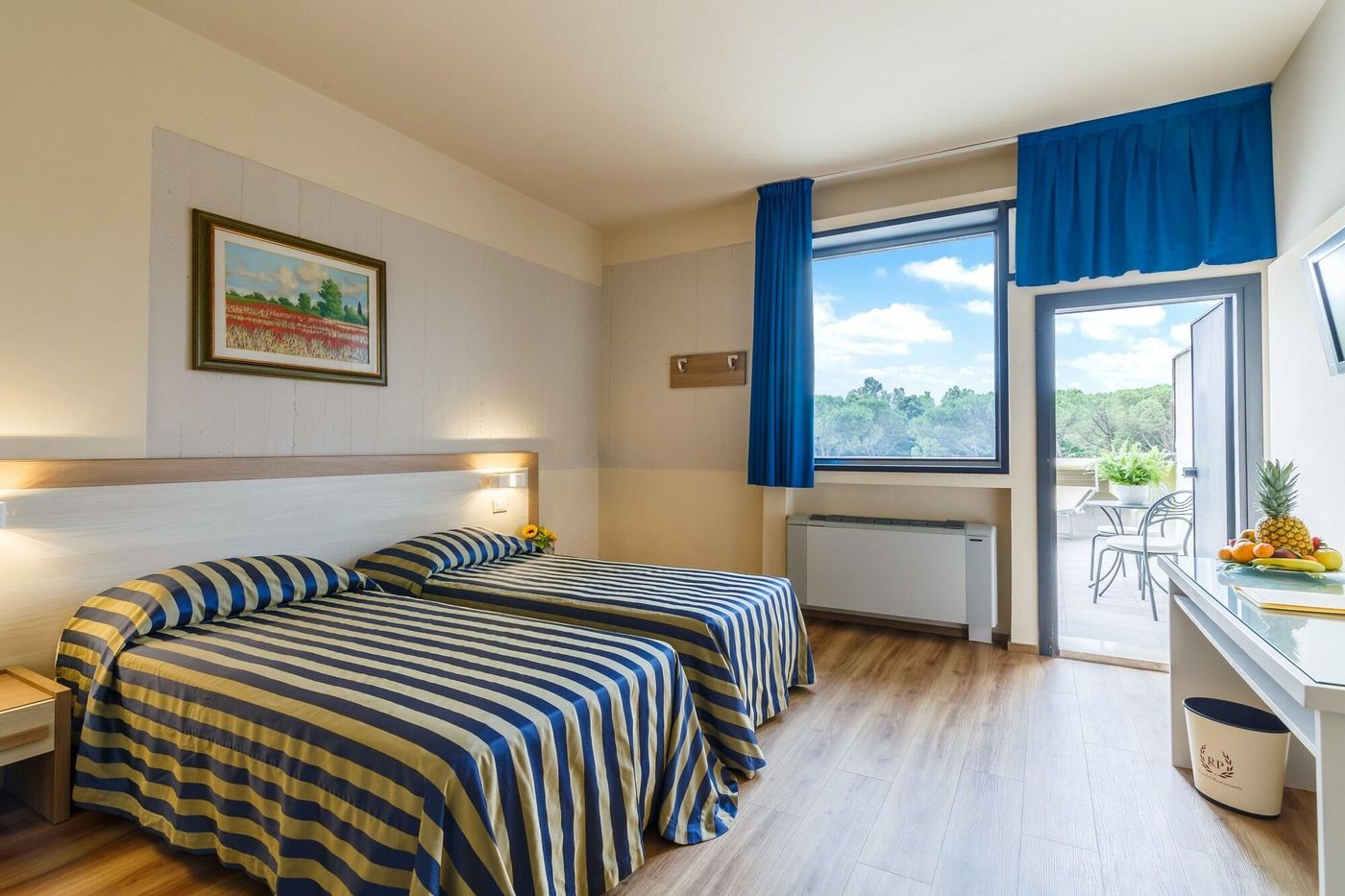 Country-Club-Room-16