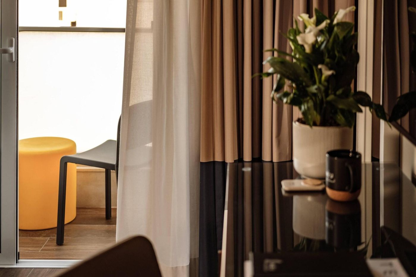 Hotel-115-The-Strand-Hotel-and-Suites-Room-40