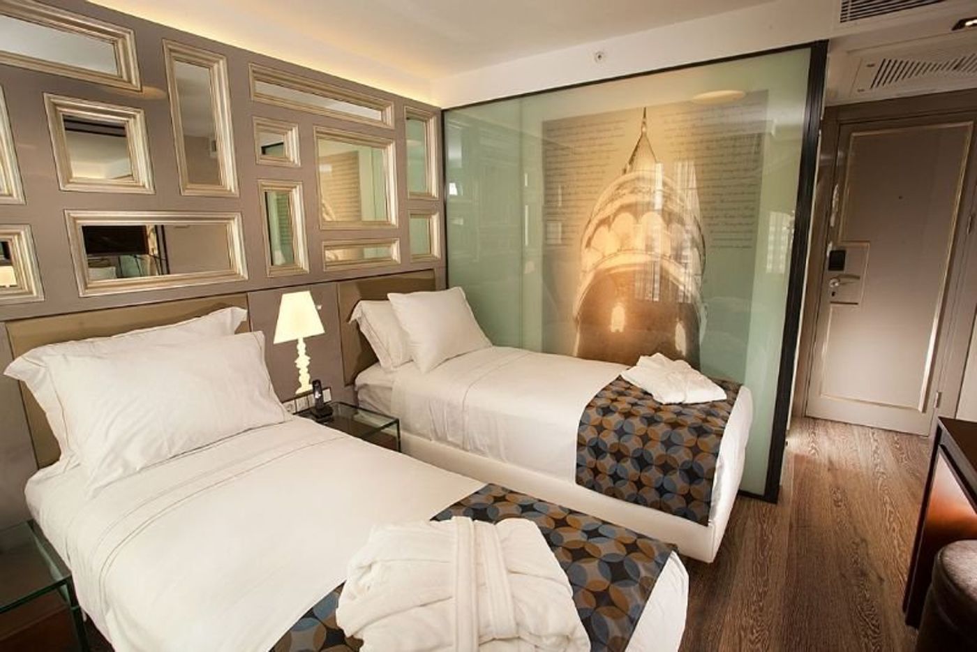 La-Villa-Hotel-Room-1