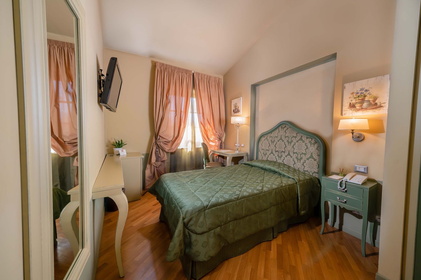 San-Luca-Palace-Room-16