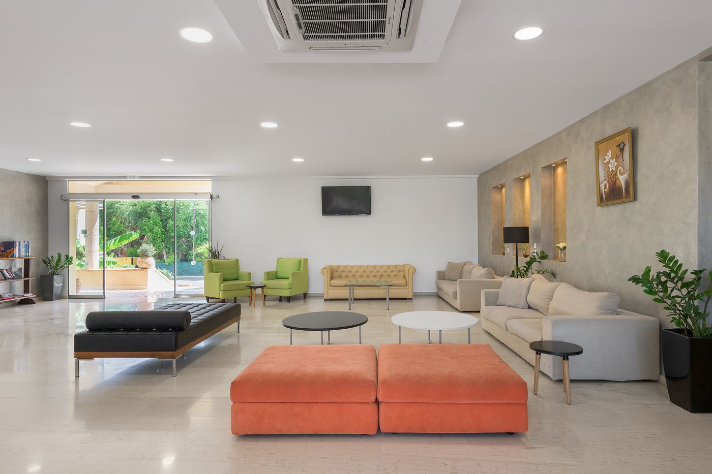 Olive-Garden-Lobby-37