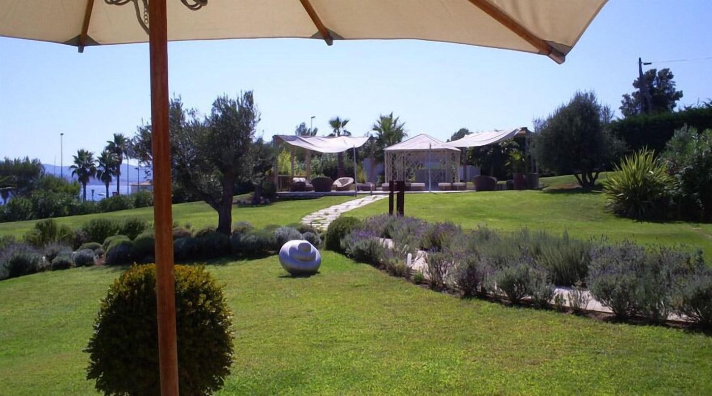 Hotel-Villa-Les-Rosiers-Terrace-11