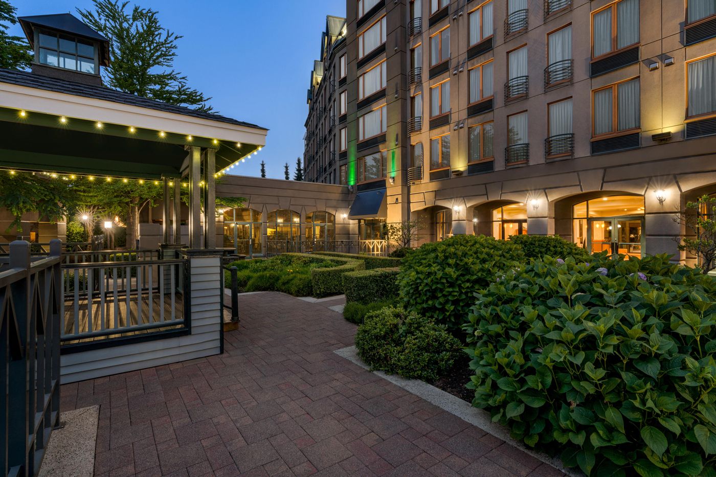 Holiday-Inn---Suites-North-Vancouver-General-view-36