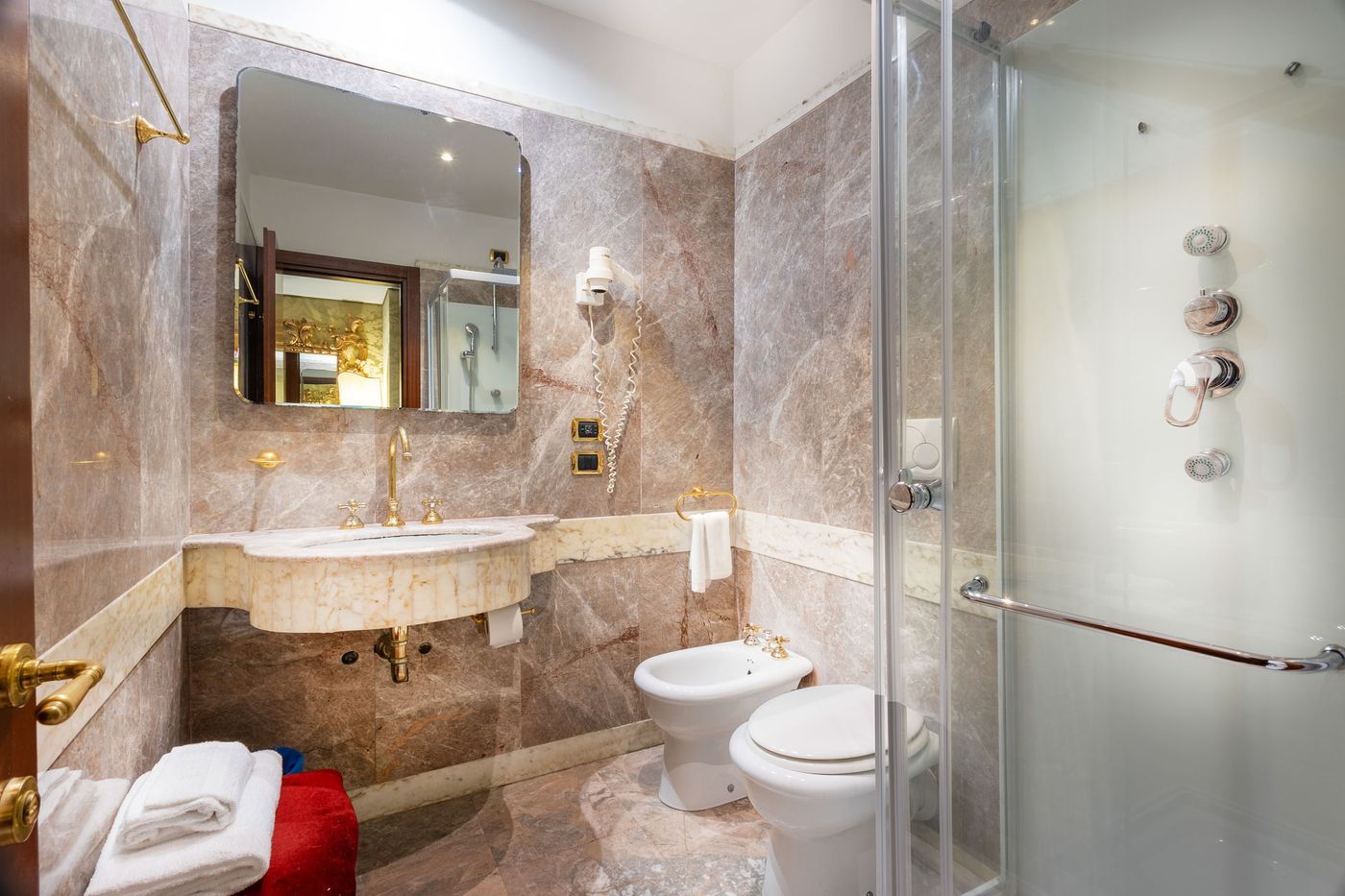 Des-Epoques-Hotel-Room-16