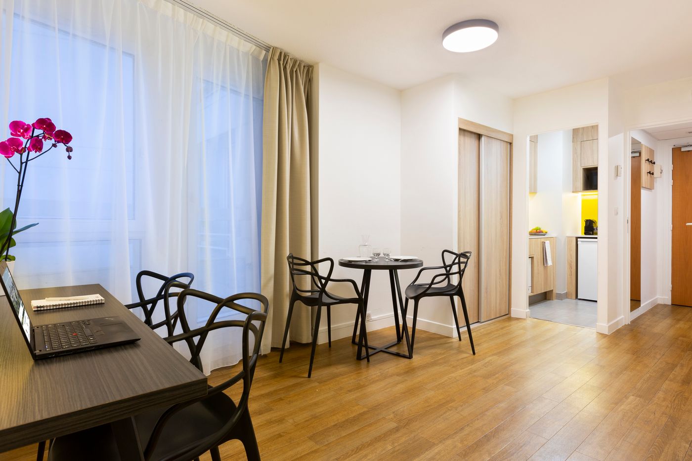 Citadines-Tour-Eiffel-Room-17