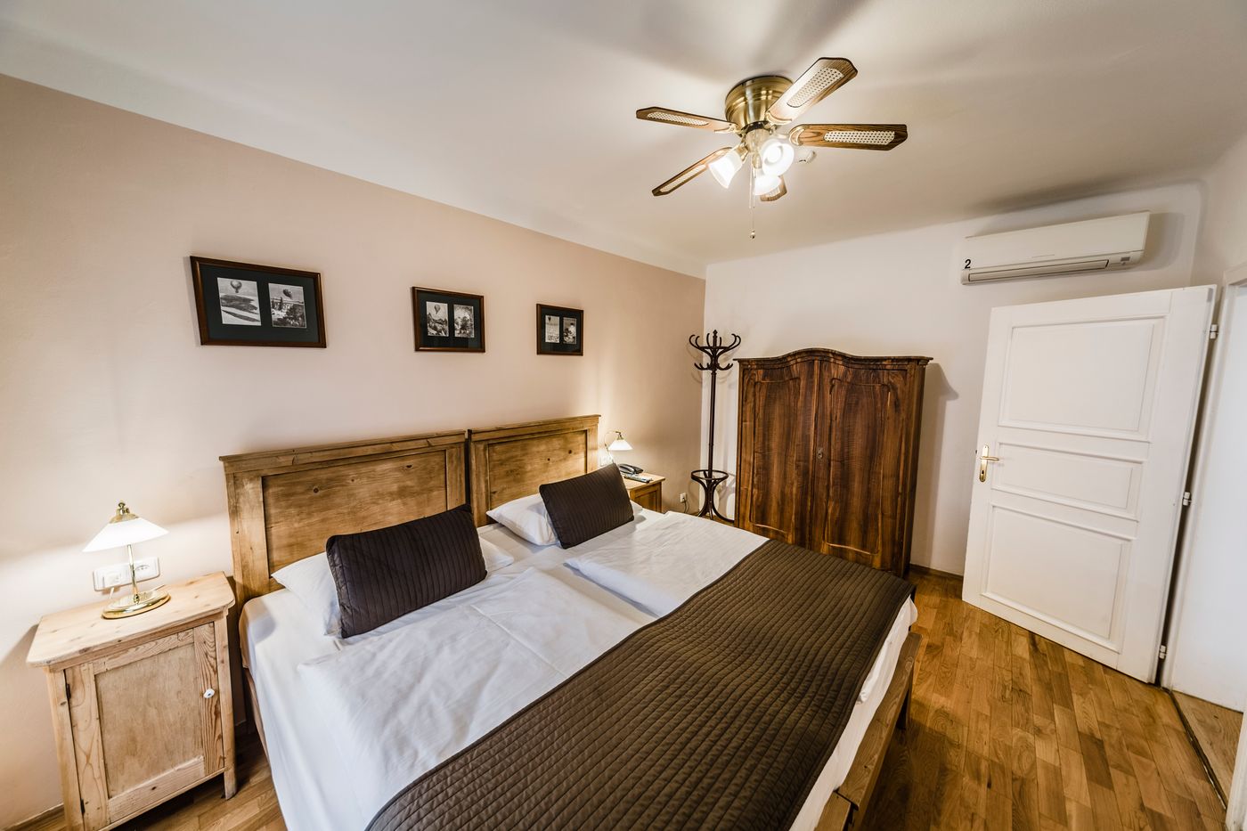 Archibald-at-the-Charles-Bridge-Room-21