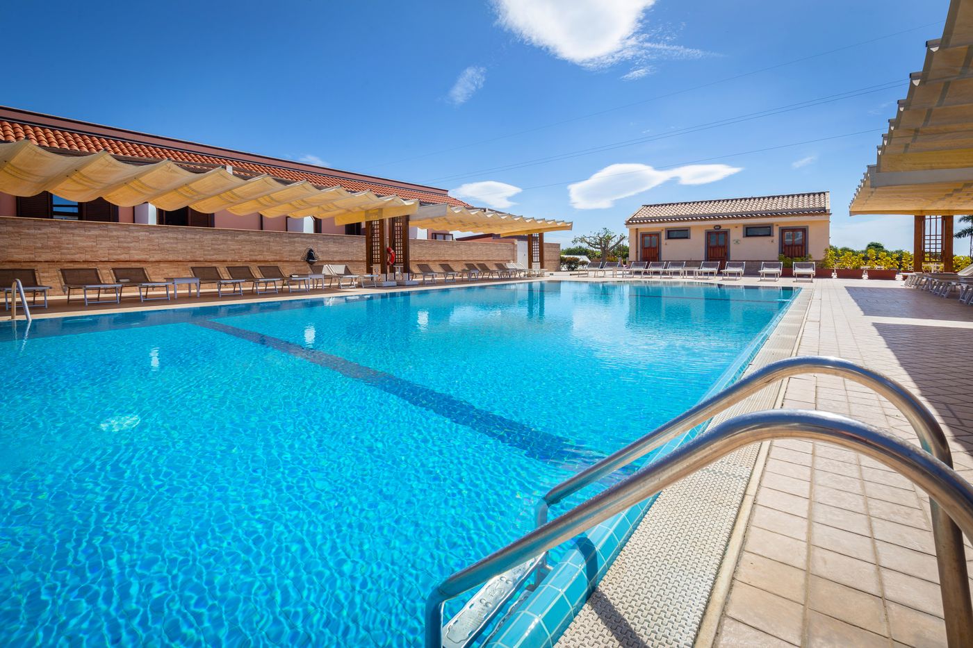 La-Terra-Dei-Sogni-Hotel---Farm-House-Pool-9